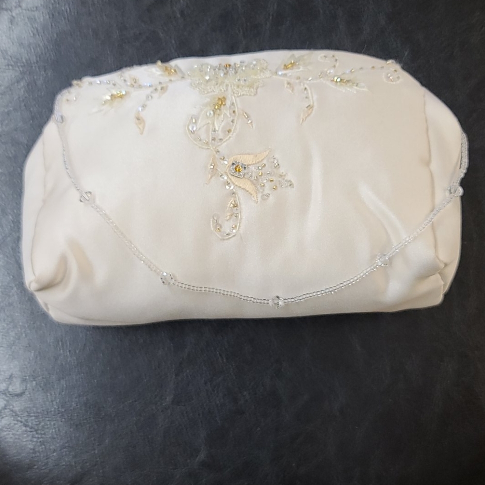 Beaded clutch